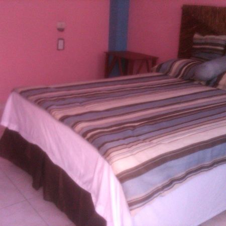 La Delphina Bed And Breakfast Bar And Grill La Ceiba Exteriör bild