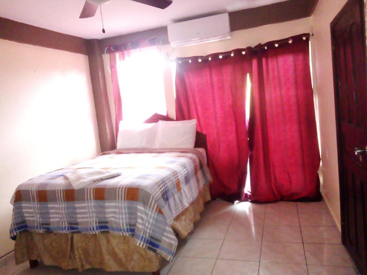 La Delphina Bed And Breakfast Bar And Grill La Ceiba Exteriör bild