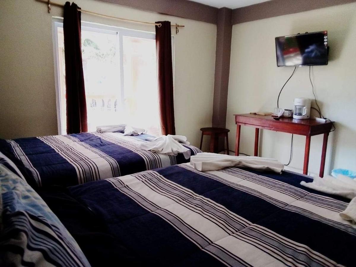 La Delphina Bed And Breakfast Bar And Grill La Ceiba Exteriör bild