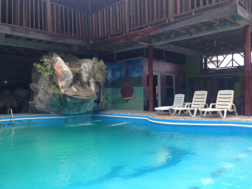 La Delphina Bed And Breakfast Bar And Grill La Ceiba Exteriör bild