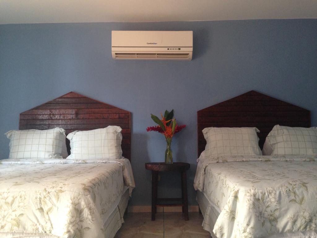 La Delphina Bed And Breakfast Bar And Grill La Ceiba Exteriör bild
