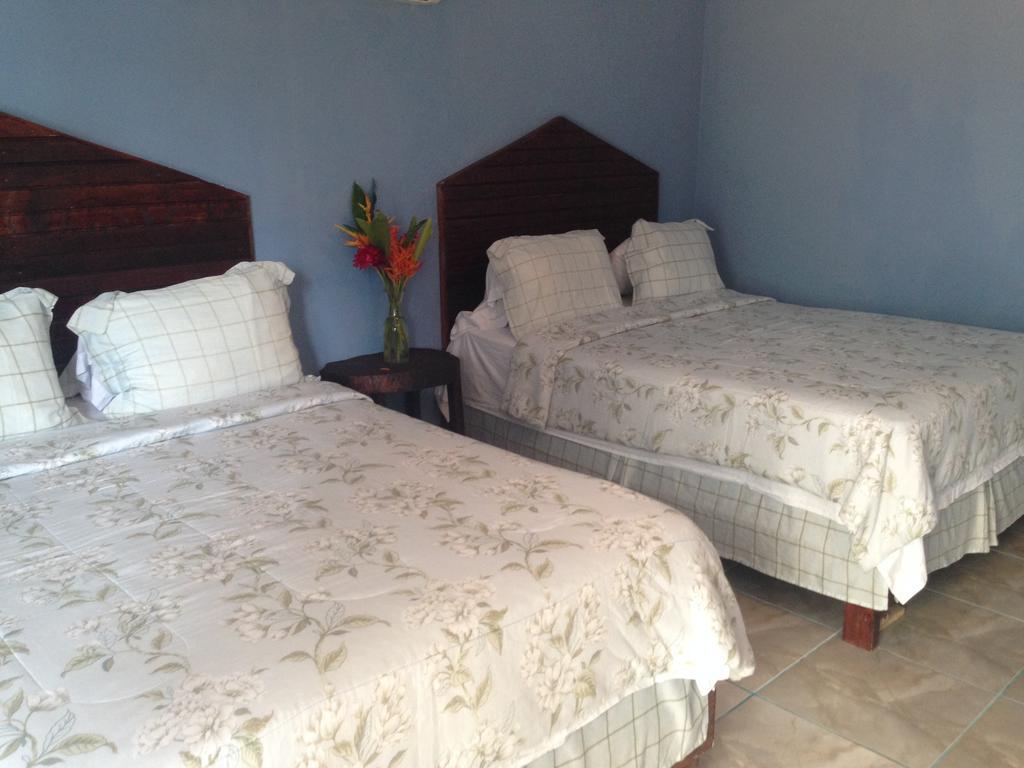 La Delphina Bed And Breakfast Bar And Grill La Ceiba Exteriör bild
