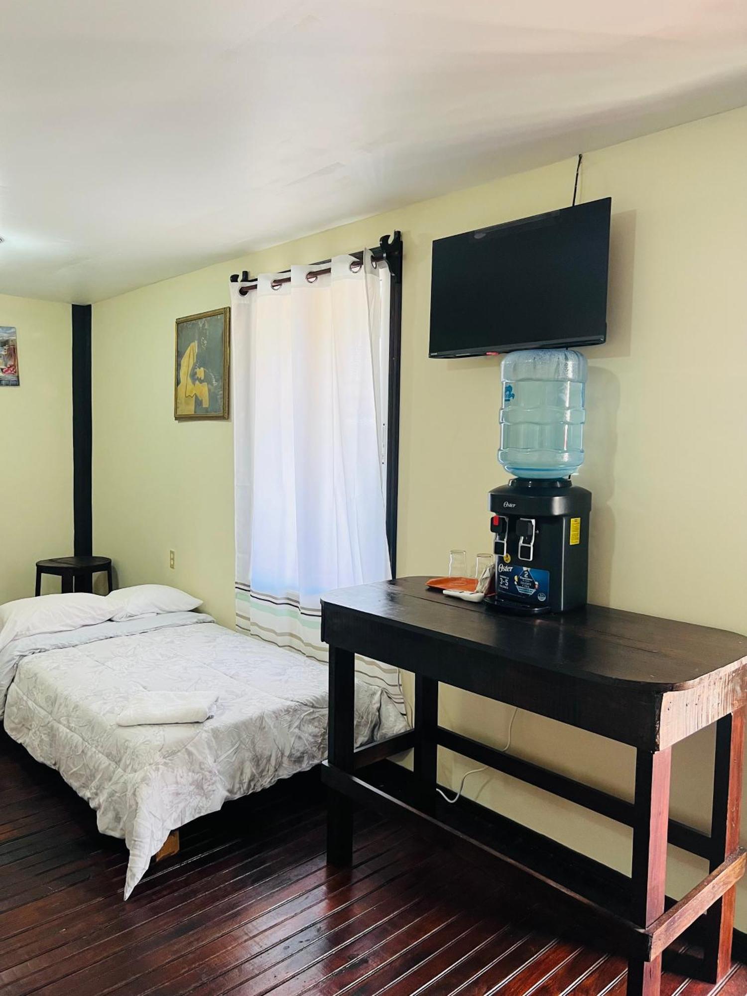 La Delphina Bed And Breakfast Bar And Grill La Ceiba Exteriör bild