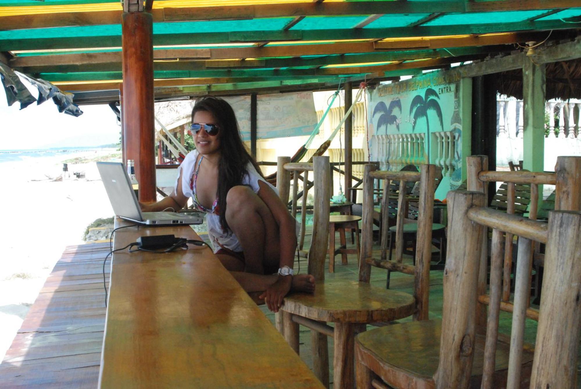 La Delphina Bed And Breakfast Bar And Grill La Ceiba Exteriör bild
